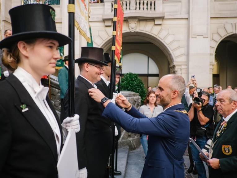 Menschen in einer Halle.